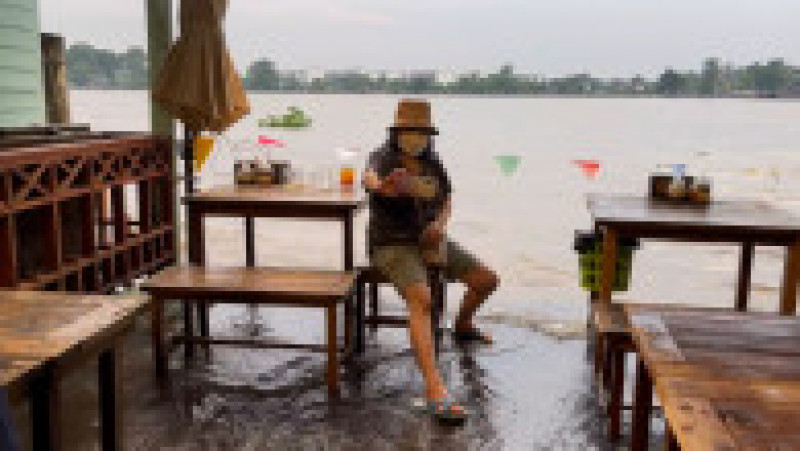 Restaurantul lui Titiporn atrage turiști pe bandă rulantă, care preferă să stea la masă cu picioarele în apă. FOTO: Profimedia Images | Poza 12 din 16