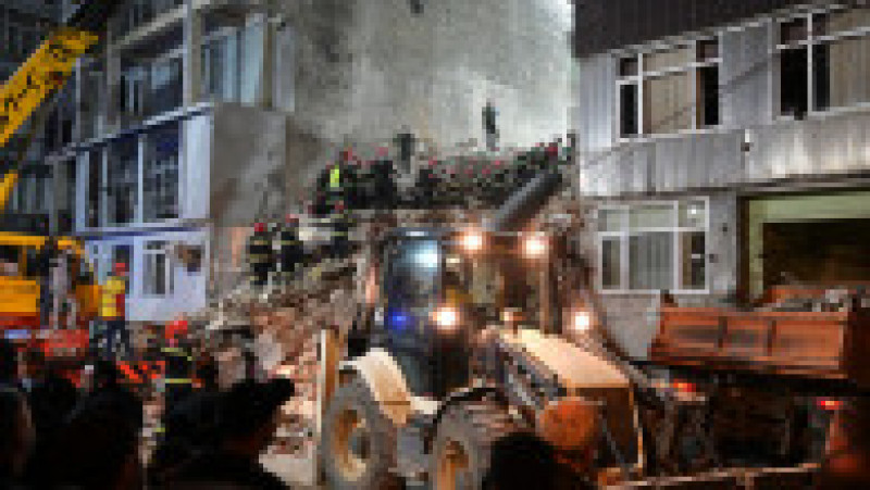 Cel puţin cinci persoane au decedat, între care doi copii, după prăbuşirea unei clădiri cu mai multe etaje vineri în oraşul Batumi. FOTO: Profimedia Images | Poza 8 din 10