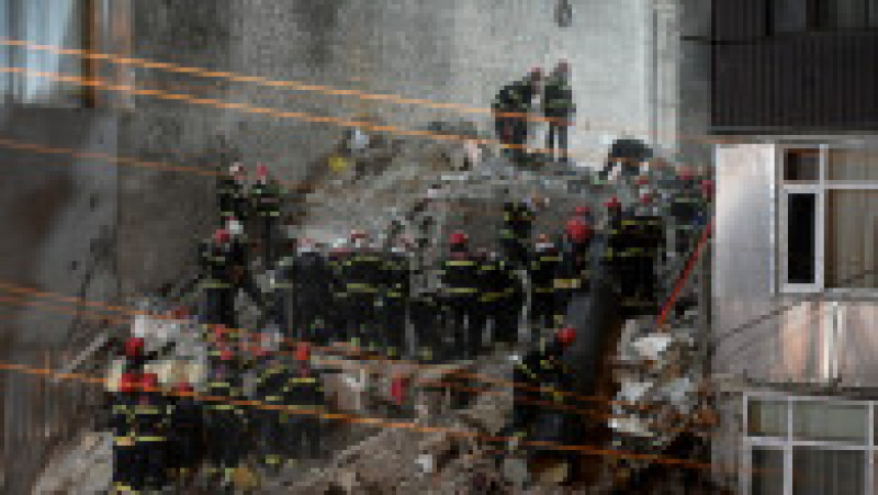Cel puţin cinci persoane au decedat, între care doi copii, după prăbuşirea unei clădiri cu mai multe etaje vineri în oraşul Batumi. FOTO: Profimedia Images | Poza 1 din 10