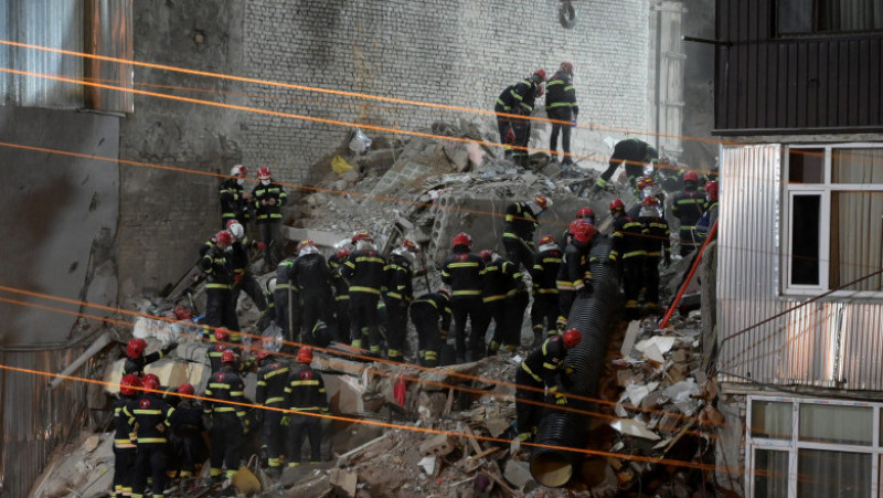 Cel puţin cinci persoane au decedat, între care doi copii, după prăbuşirea unei clădiri cu mai multe etaje vineri în oraşul Batumi. FOTO: Profimedia Images