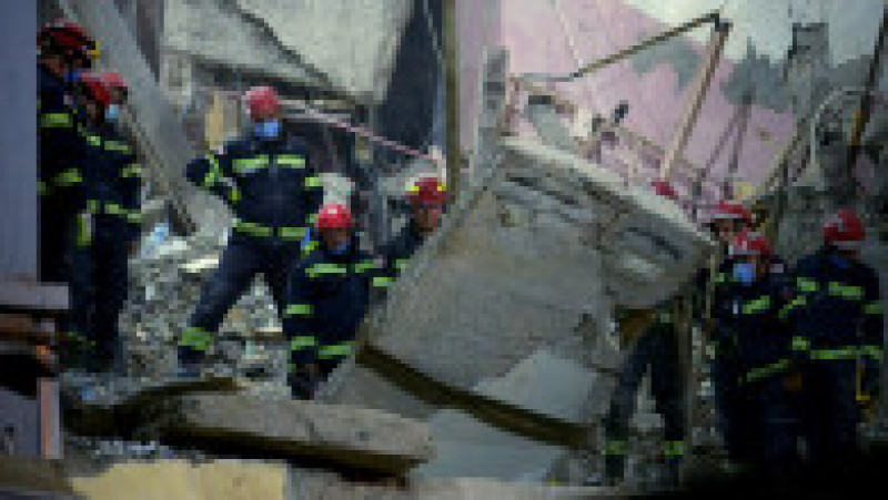 Cel puţin cinci persoane au decedat, între care doi copii, după prăbuşirea unei clădiri cu mai multe etaje vineri în oraşul Batumi. FOTO: Profimedia Images | Poza 6 din 10