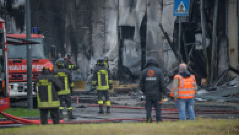 Un avion privat model Pilatus PC 12, înmatriculat cu seria YR-PDV în România, s-a prăbușit în San Donato Milanese (Milano). Toate cele opt persoane aflate la bord au murit. Foto: Profimedia Images | Poza 4 din 15