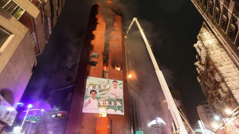 Incendiul a izbucnit într-o clădire cu 13 etaje din sudul insulei Taiwan. Foto: Profimedia Images