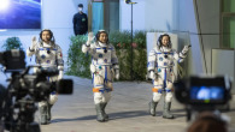 Echipajul de astronauți este format din doi bărbați și o femeie. Foto: Profimedia | Poza 1 din 5