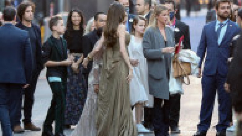 Angelina Jolie alături de copii: Maddox, Zahara, Shiloh şi gemenii Vivienne şi Knox. Foto: Profimedia | Poza 5 din 11