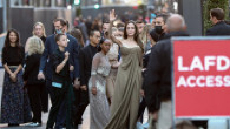 Angelina Jolie alături de copii: Maddox, Zahara, Shiloh şi gemenii Vivienne şi Knox. Foto: Profimedia | Poza 11 din 11