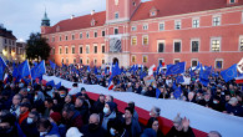 Polonezii transmit că vor să rămână în UE. Manifestație în fața Palatului Regal din Varșovia Foto: Profimedia Images | Poza 8 din 12
