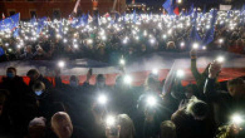 Mii de persoane pro-UE au ieșit să protesteze la Varșovia după o decizie curții constituționale care contestă întâietatea dreptulu european Foto: Profimedia Images | Poza 12 din 12
