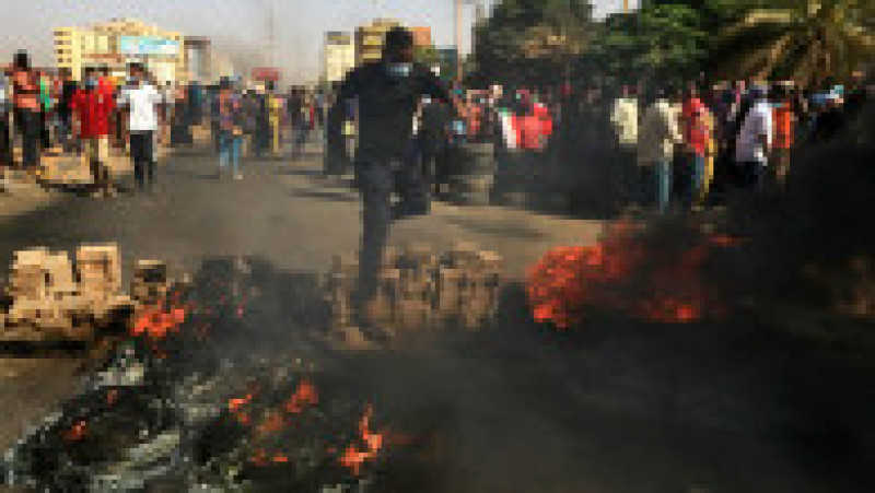 Oamenii au incendiat cauciuri pe străzile capitalei Sudanului după arestarea membrilor guvernului civil al țării. Foto: Profimedia Images | Poza 2 din 6
