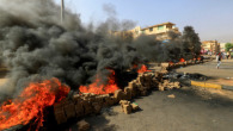 Oamenii au incendiat cauciuri pe străzile capitalei Sudanului după arestarea membrilor guvernului civil al țării. Foto: Profimedia Images | Poza 3 din 6