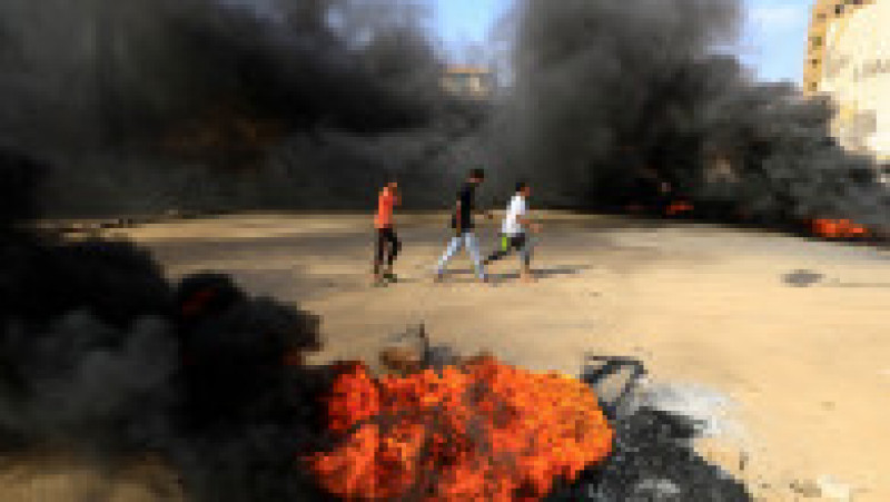 Oamenii au incendiat cauciuri pe străzile capitalei Sudanului după arestarea membrilor guvernului civil al țării. Foto: Profimedia Images | Poza 4 din 6