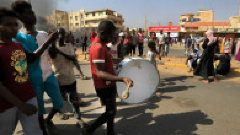 Oamenii au incendiat cauciuri pe străzile capitalei Sudanului după arestarea membrilor guvernului civil al țării. Foto: Profimedia Images | Poza 6 din 6