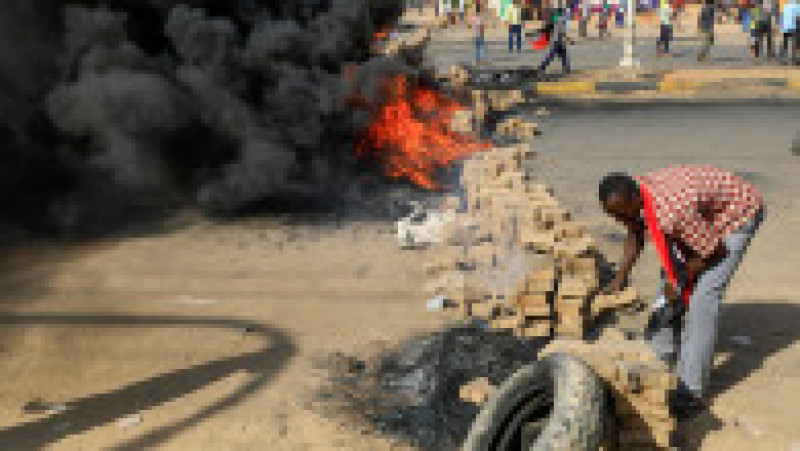 Oamenii au incendiat cauciuri pe străzile capitalei Sudanului după arestarea membrilor guvernului civil al țării. Foto: Profimedia Images | Poza 5 din 6
