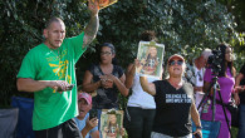 Oameni adunați la intrarea în parcul unde a fost găsit trupul lui Brian Laundrie. Sursa foto: Profimedia Images | Poza 3 din 33