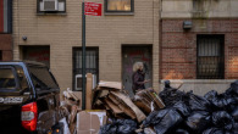 Grămezi de gunoi s-au acumulat pe trotuarele din New York, ca urmare a obligării angajaților din administrație să se vaccineze. Foto: Profimedia Images | Poza 5 din 5