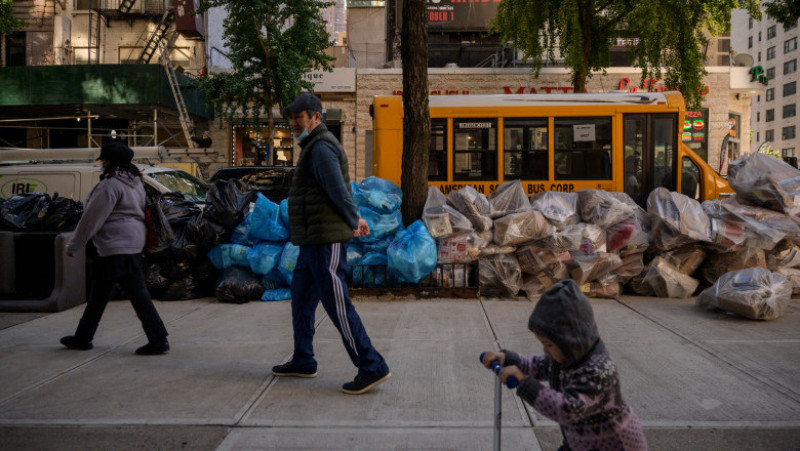 Grămezi de gunoi s-au acumulat pe trotuarele din New York, ca urmare a obligării angajaților din administrație să se vaccineze. Foto: Profimedia Images