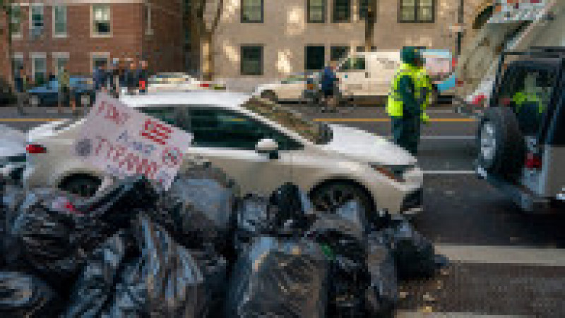 Grămezi de gunoi s-au acumulat pe trotuarele din New York, ca urmare a obligării angajaților din administrație să se vaccineze. Foto: Profimedia Images | Poza 2 din 5
