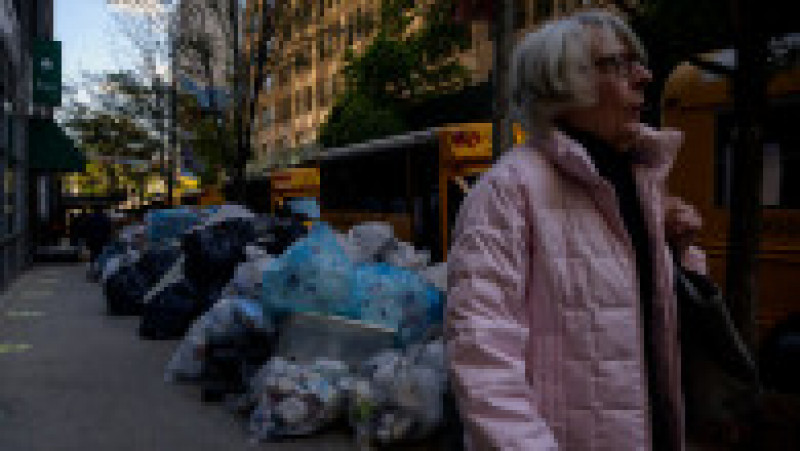 Grămezi de gunoi s-au acumulat pe trotuarele din New York, ca urmare a obligării angajaților din administrație să se vaccineze. Foto: Profimedia Images | Poza 3 din 5