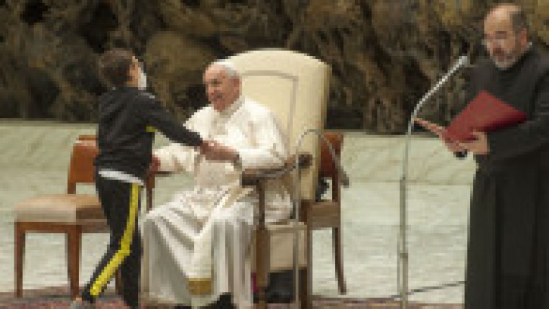 Un băieţel insistent a atras toate privirile în timpul audienţei săptămânale a papei Francisc. Foto: Profimedia Images | Poza 1 din 7