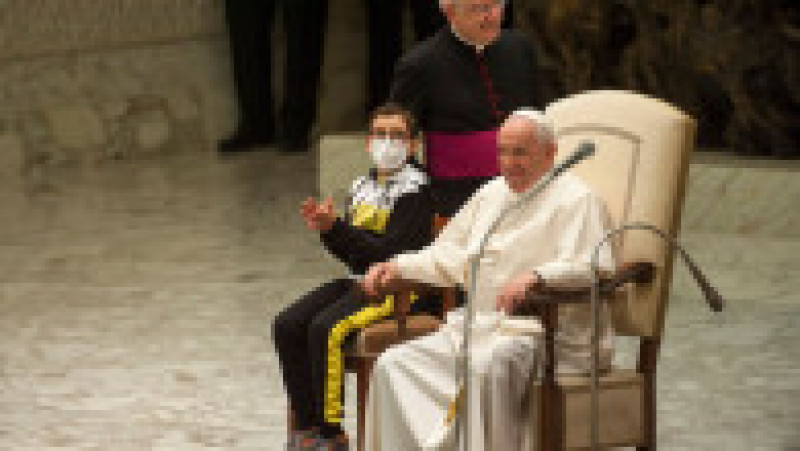 Un băieţel insistent a atras toate privirile în timpul audienţei săptămânale a papei Francisc. Foto: Profimedia Images | Poza 2 din 7