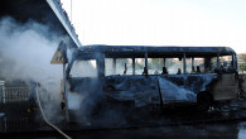 Un autobuz a sărit în aer când traversa un pod în Damasc, 13 oameni au murit. FOTO: Profimedia Images | Poza 2 din 5