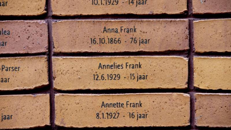 Cărămida pe care este gravat numele Annei Frank ( Annelies Frank 12-06-1929 – 15 ani) la Memorialul Holocaustului din Amsterdam Foto: Profimedia Images