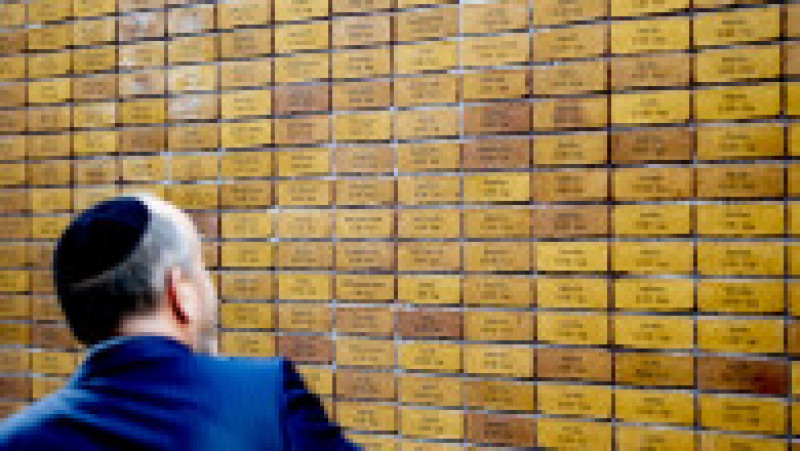 Memorialul Holocaustului din Amsterdam este făcut din cărămizi pe care sunt gravate numele, data nașterii și vârsta pe care o aveau când au murit cele peste 102.000 de victime din Olanda Foto: Profimedia Images | Poza 9 din 11