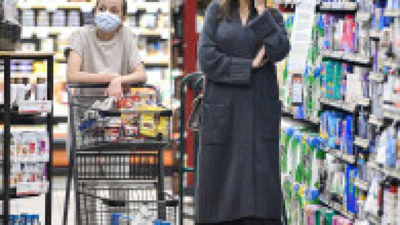 Angelina Jolie a fost surprinsă la cumpărături alături de una din fiicele ei. FOTO: Profimedia Images | Poza 4 din 10