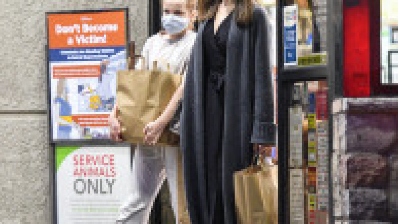Angelina Jolie a fost surprinsă la cumpărături alături de una din fiicele ei. FOTO: Profimedia Images | Poza 7 din 10