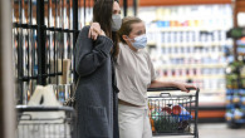 Angelina Jolie a fost surprinsă la cumpărături alături de una din fiicele ei. FOTO: Profimedia Images | Poza 6 din 10