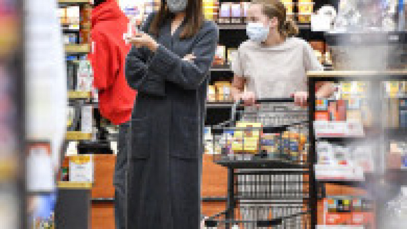 Angelina Jolie a fost surprinsă la cumpărături alături de una din fiicele ei. FOTO: Profimedia Images | Poza 5 din 10