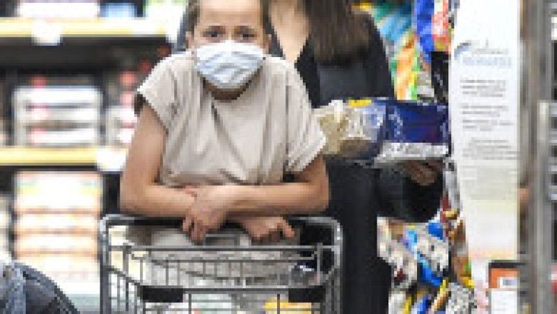 Angelina Jolie a fost surprinsă la cumpărături alături de una din fiicele ei. FOTO: Profimedia Images | Poza 9 din 10