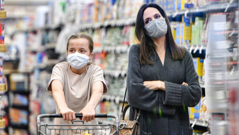 Angelina Jolie a fost surprinsă la cumpărături alături de una din fiicele ei. FOTO: Profimedia Images