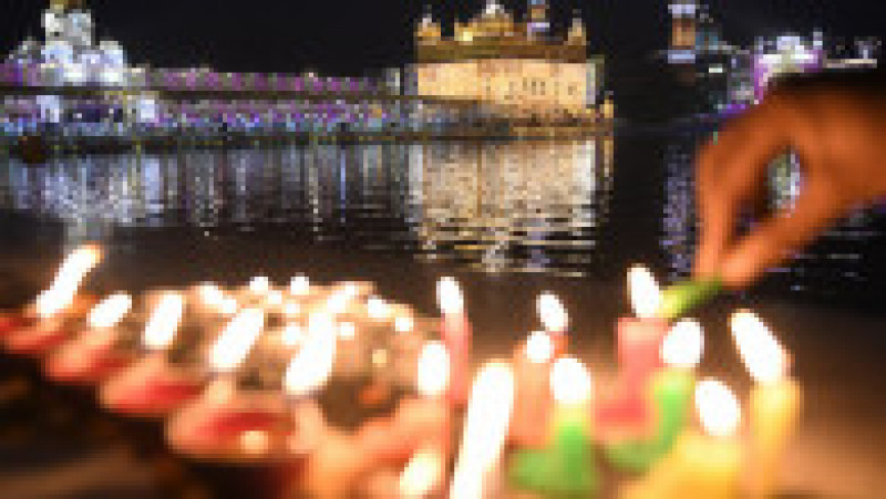 India s-a transformat într-o scenă de lumină și culoare, în timp ce milioane de oameni celebrează Diwali. FOTO: Profimedia Images | Poza 2 din 6