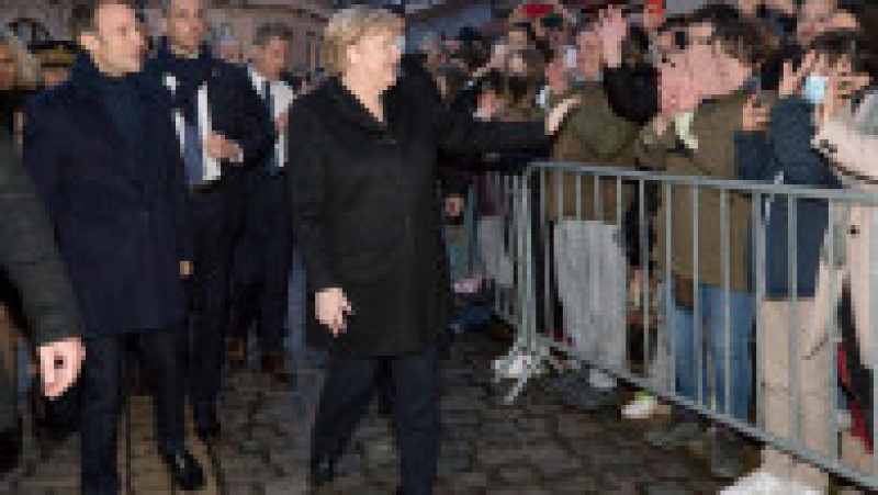 Emmanuel Macron și Angela Merkel au făcut o baie de mulțime în timpul ultimei vizite a cancelarului german în Franța. FOTO: Profimedia Images | Poza 7 din 7