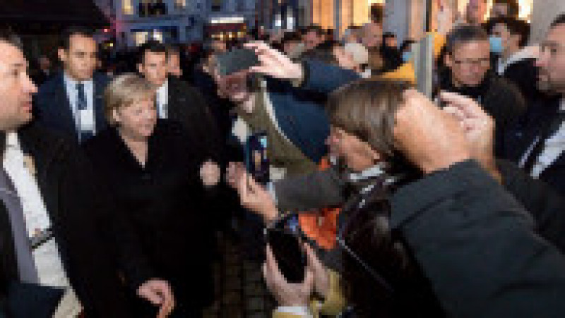 Emmanuel Macron și Angela Merkel au făcut o baie de mulțime în timpul ultimei vizite a cancelarului german în Franța. FOTO: Profimedia Images | Poza 5 din 7