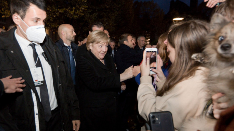 Emmanuel Macron și Angela Merkel au făcut o baie de mulțime în timpul ultimei vizite a cancelarului german în Franța. FOTO: Profimedia Images