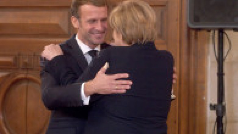 Emmanuel Macron și Angela Merkel au făcut o baie de mulțime în timpul ultimei vizite a cancelarului german în Franța. FOTO: Profimedia Images | Poza 6 din 7