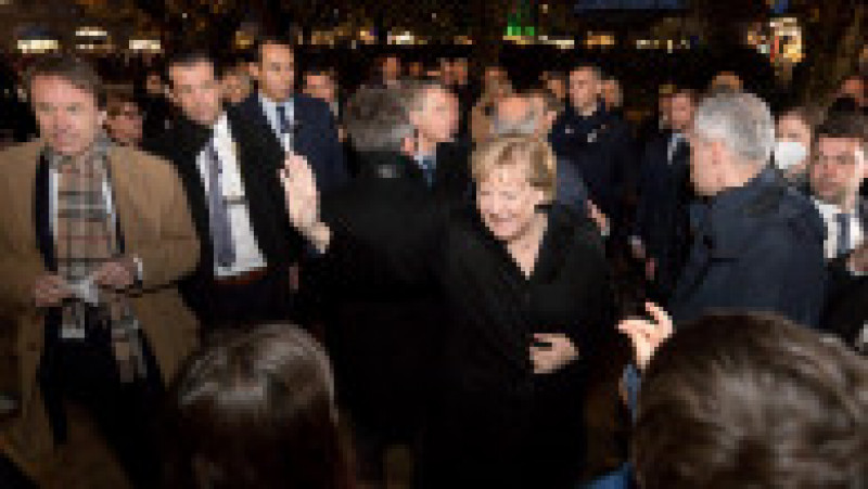 Emmanuel Macron și Angela Merkel au făcut o baie de mulțime în timpul ultimei vizite a cancelarului german în Franța. FOTO: Profimedia Images | Poza 4 din 7