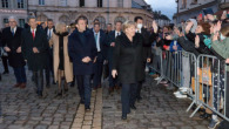 Emmanuel Macron și Angela Merkel au făcut o baie de mulțime în timpul ultimei vizite a cancelarului german în Franța. FOTO: Profimedia Images | Poza 3 din 7