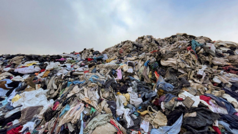Zeci de mii de tone de haine noi sunt aruncate anual în deșertul chilian FOTO: Profimedia Images