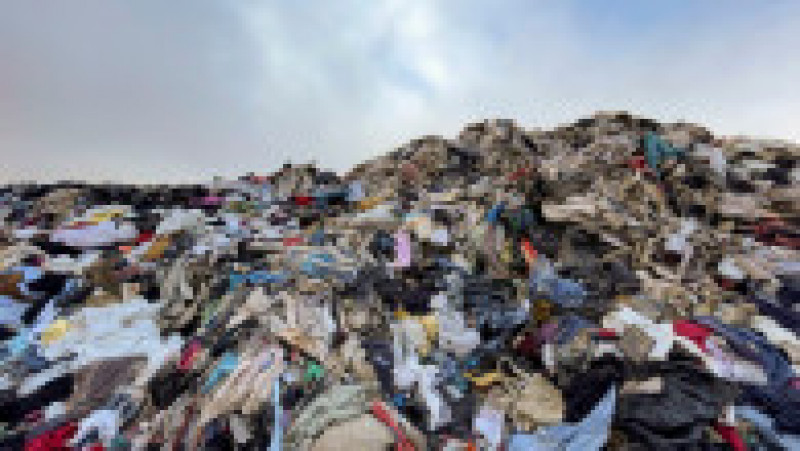 Zeci de mii de tone de haine noi sunt aruncate anual în deșertul chilian FOTO: Profimedia Images | Poza 1 din 9