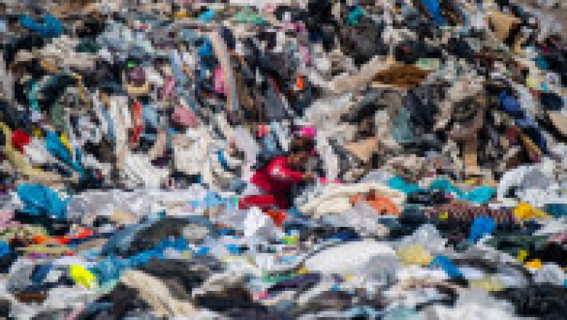 Zeci de mii de tone de haine noi sunt aruncate anual în deșertul chilian FOTO: Profimedia Images | Poza 3 din 9