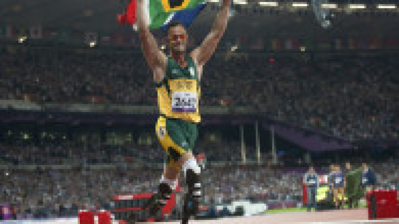 Oscar Pistorius după ce a câștigăt medalia de aur la Jocurile Paralimpice din 2012. Sursa foto: Profimedia Images | Poza 15 din 15