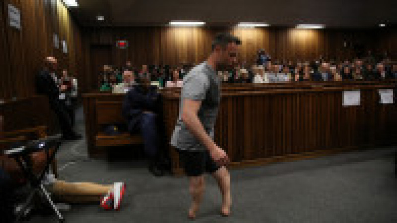 Oscar Pistorius merge fără proteze în timpul apelului la procesul pentru uciderea prietenei sale, Reeva Steenkamp. Sursa foto: Profimedia Images | Poza 11 din 15
