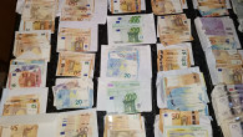 Bani confiscați de la contrabandiști. Foto: DIICOT | Poza 8 din 13