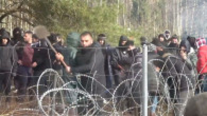 Migranții au încercat să dărâme gardul de sârmă ghimpată, dar au fost respinși cu gaze lacrimogene. Foto: Profimedia | Poza 2 din 10