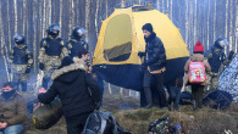 Migranți care au campat în apropierea graniței cu Polonia, păziți de soldați din Belarus. Foto: Profimedia Images | Poza 5 din 7