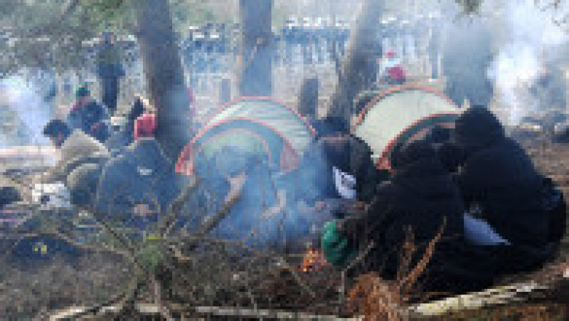 Migranți care au campat în apropierea graniței cu Polonia. Foto: Profimedia Images | Poza 1 din 7