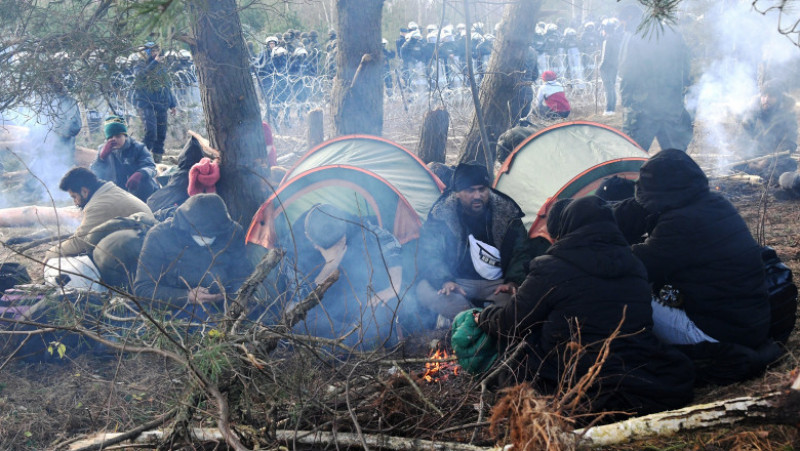 Migranți care au campat în apropierea graniței cu Polonia. Foto: Profimedia Images